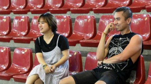 Fan nữ lặn lội đường xa cổ vũ cho tuyển futsal Việt Nam